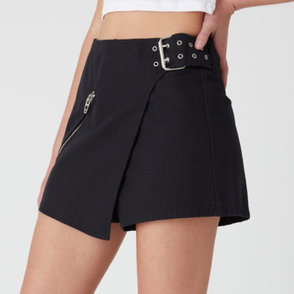 Blanknyc Dark 'N Stormy black herringbone wrap skort with a buckle NWT Size 27